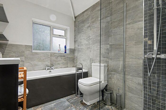 3 Bedroom Semi-Detached House For Sale In Hathaway Road, Coventry, CV4