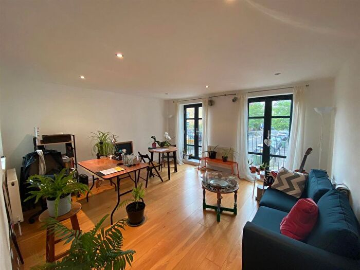 2 Bedroom Property To Rent In Argyll Close, London, SW9