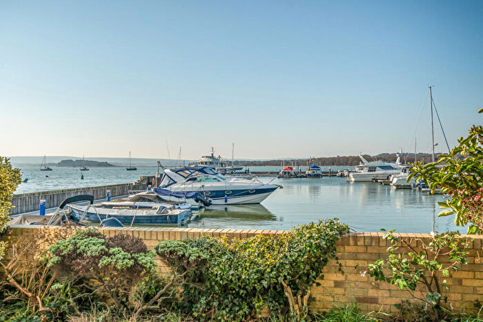 2 Bedroom Apartment For Sale In Lake Avenue, Poole, Dorset, BH15