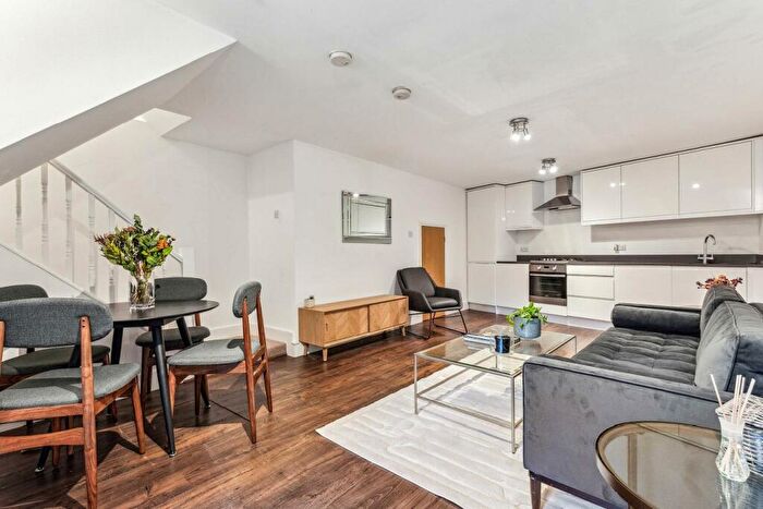 2 Bedroom Flat For Sale In Falcon Road, Battersea, SW11