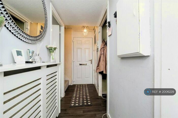 2 Bedroom Maisonette To Rent In Longcroft Rise, Loughton, IG10