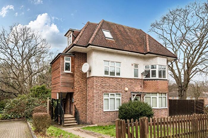 2 Bedroom Flat For Sale In Holden Road, Woodside Park, N12