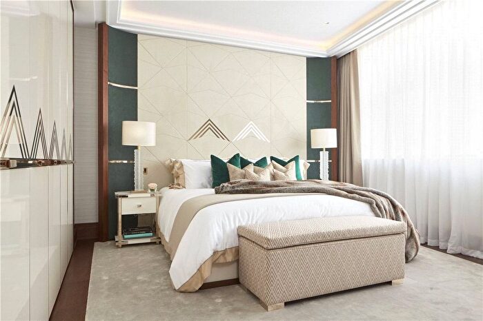 3 Bedroom Flat To Rent In Brook Street, Mayfair, London, W1K