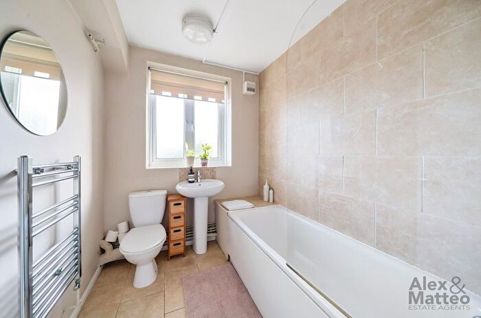 1 Bedroom Flat For Sale In Eveline Lowe Estate, Bermondsey, SE16