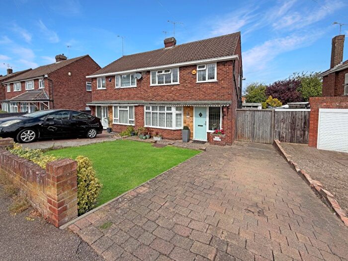 3 Bedroom Semi Detached House For Sale In Jeans Way, Dunstable, LU5