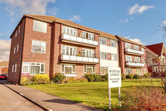 2 Bedroom Flat For Sale In Imperial Avenue, Westcliff-On-Sea, SS0