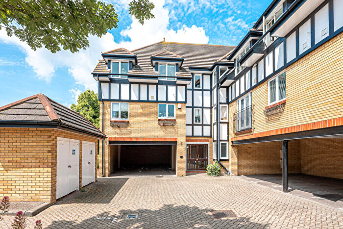 2 Bedroom Apartment To Rent In Barnstaple Road, Southend-on-Sea, SS1