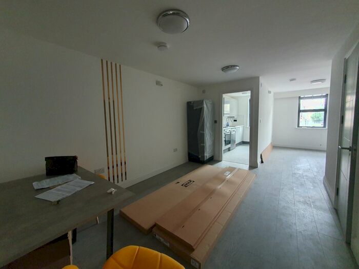 2 Bedroom Flat To Rent In Bethnal Green Road, London, E2