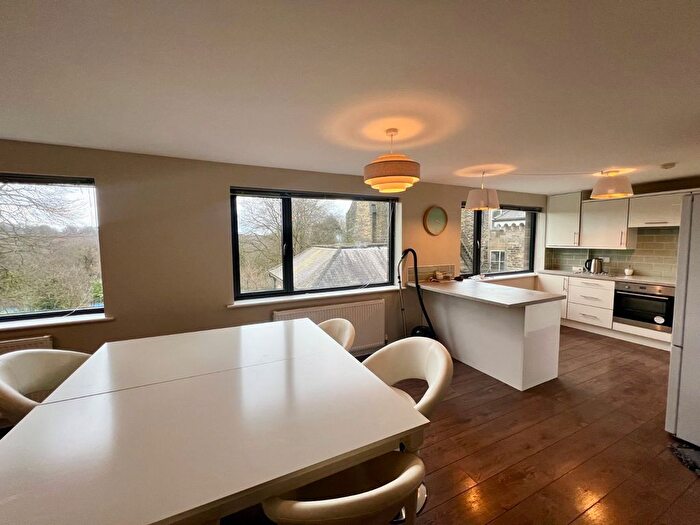 3 Bedroom Flat To Rent In Weetwood Lane, Weetwood, Leeds, LS16