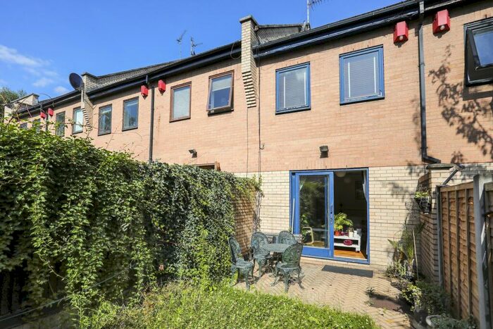 3 Bedroom Flat To Rent In Menotti Street, Bethnal Green, E2