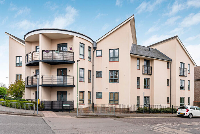 2 Bedroom Flat For Sale In Sheldon Way, Berkhamsted, HP4