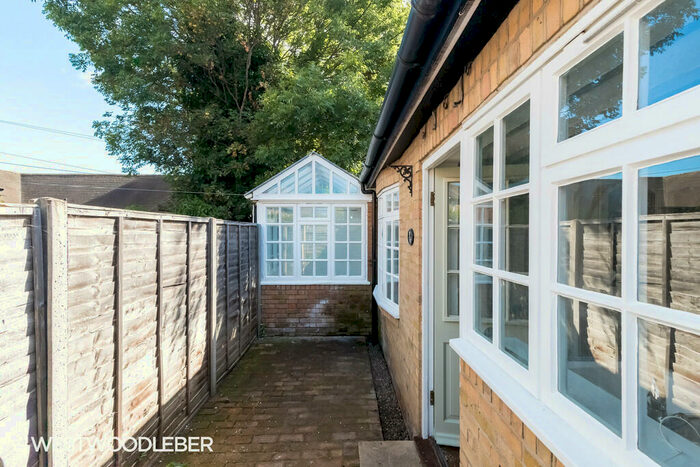 1 Bedroom Cottage To Rent In Duke Street, Hoddesdon, EN11