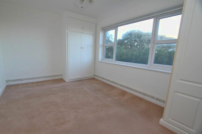 2 Bedroom Flat For Sale In Cliff Road, Eastbourne, BN20