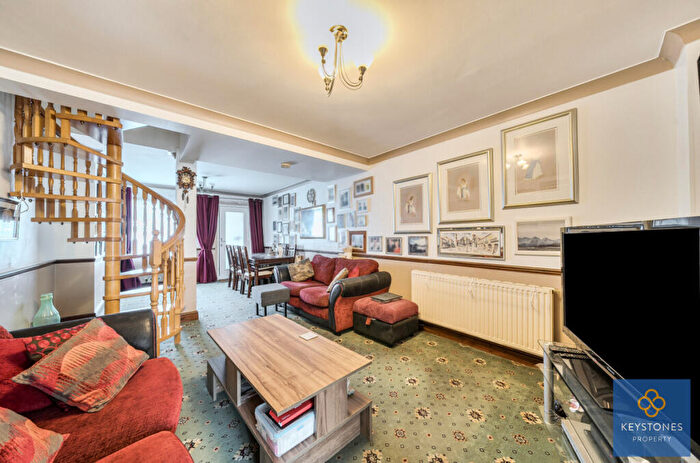 2 Bedroom Terraced House For Sale In Upminster Road South, Rainham, RM13