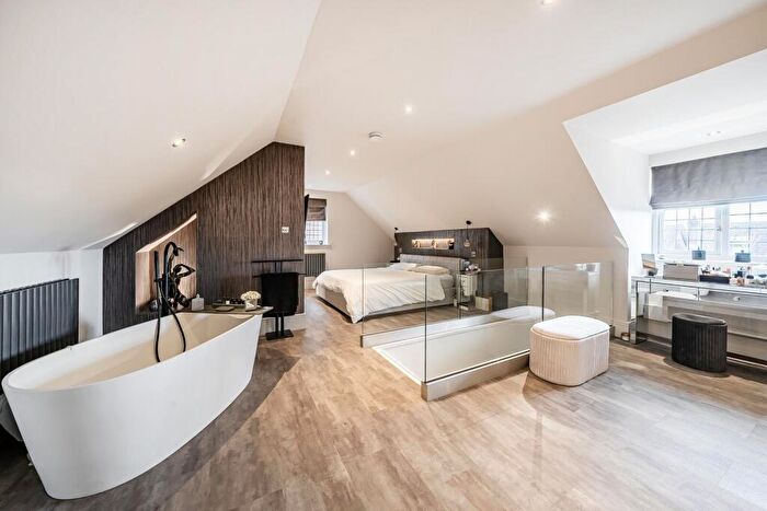5 Bedroom House For Sale In Fauna Close, Stanmore, HA7