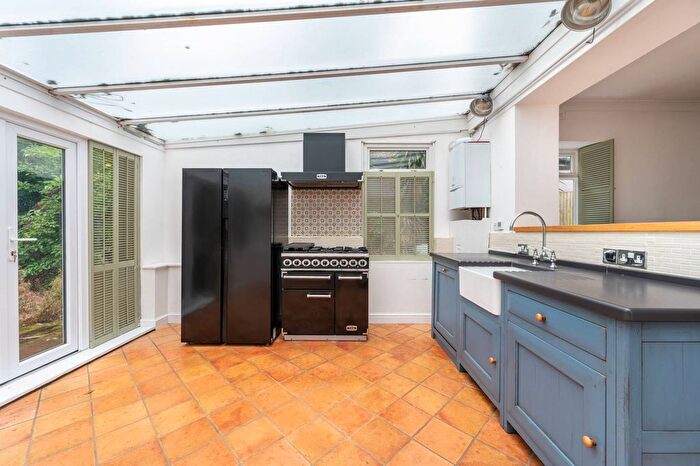 2 Bedroom Flat For Sale In Willesden Lane, Brondesbury Park, London, NW2