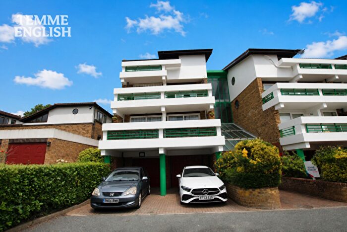 2 Bedroom Flat For Sale In The Vale, Basildon, SS16