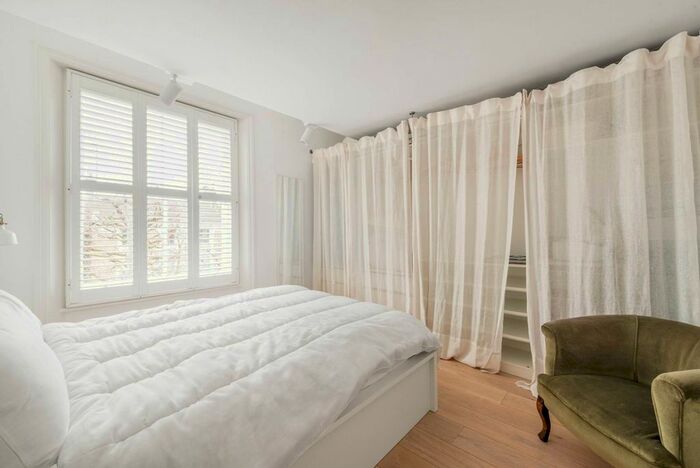 2 Bedroom Flat To Rent In Oxford Gardens, North Kensington, London, W10