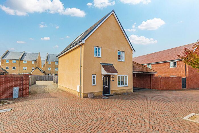 3 Bedroom Detached House For Sale In Elizabeth Gardens, Rochford, SS4