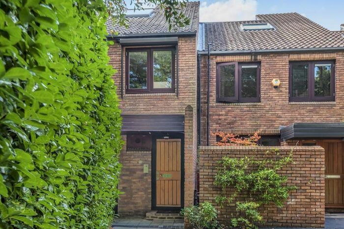 2 Bedroom Town House To Rent In West Hill Park, Highgate, N6