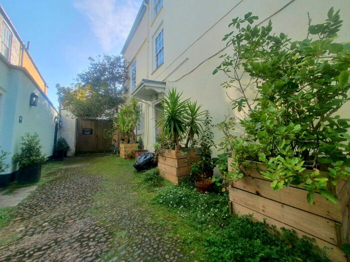 2 Bedroom Flat To Rent In High Street, Totnes, TQ9