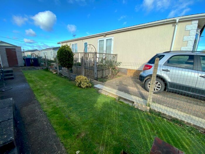 2 Bedroom Park Home For Sale In Whelpley Hill Park, Whelpley Hill