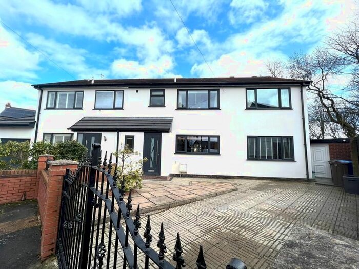 4 Bedroom Semi-Detached House To Rent In Oakwood Avenue, Clifton, Swinton, Manchester, M27