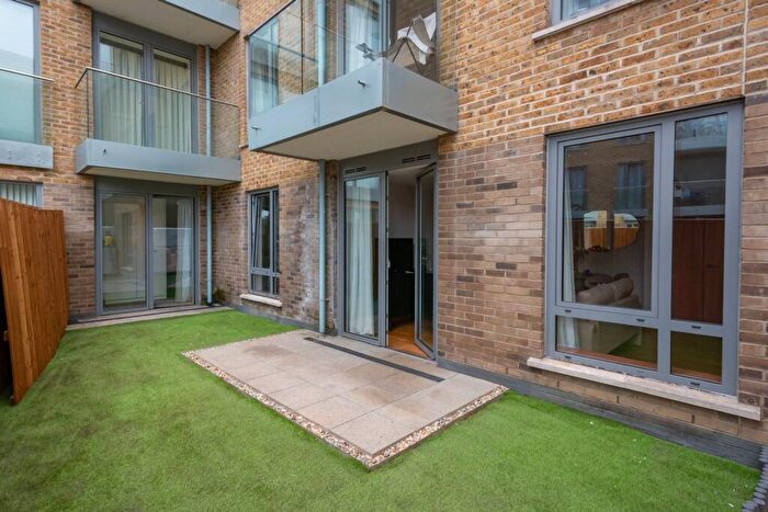 2 Bedroom Flat For Sale In Keymer Place, Tower Hamlets, London, E14