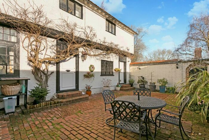 3 Bedroom Flat To Rent In Winter Hill, Cookham, Maidenhead, SL6