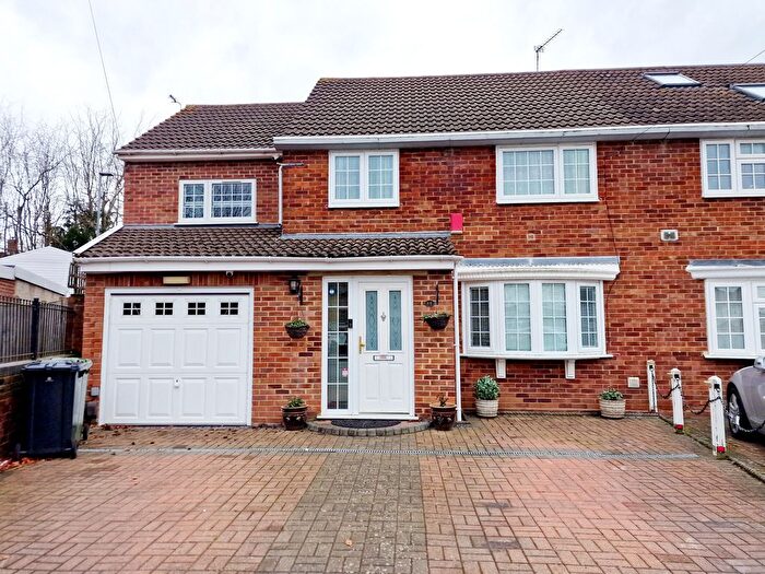 4 Bedroom Semi-Detached House To Rent In Talbot Avenue, Slough, SL3