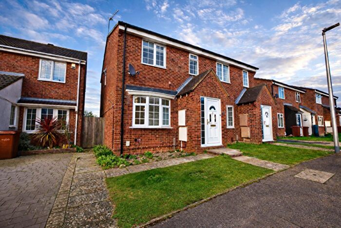 3 Bedroom Semi Detached House For Sale In Chevening Close, Chatham, ME5