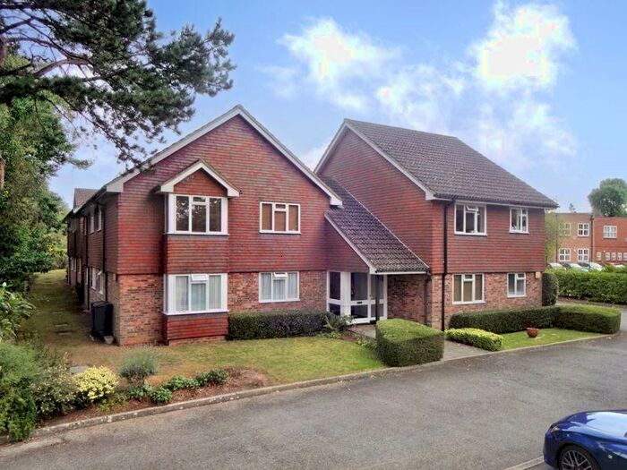 1 Bedroom Flat To Rent In Trimmers Field, Farnham, GU9