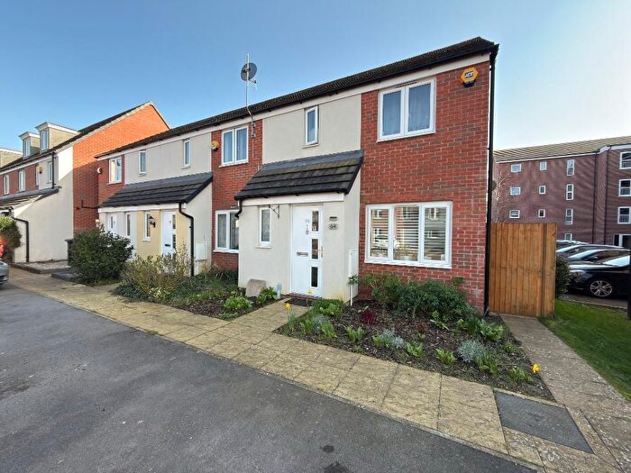 3 Bedroom Semi Detached House For Sale In Bagshawe Way, Dunstable, Bedfordshire, LU5
