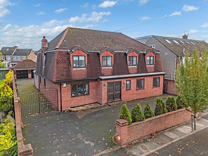 4 Bedroom Detached House For Sale In Rosedale Road, Romford, RM1