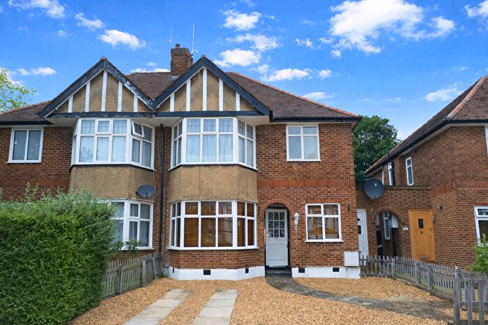 2 Bedroom Maisonette For Sale In Hale Drive, London, NW7