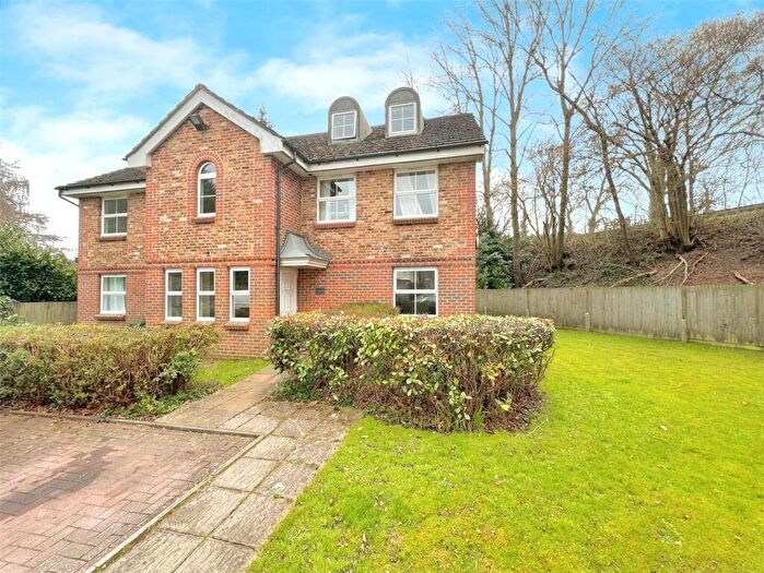 2 Bedroom Flat To Rent In Poplar Close, Bracknell, RG12