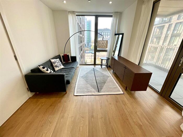 2 Bedroom Flat To Rent In New Village Avenue, London, E14