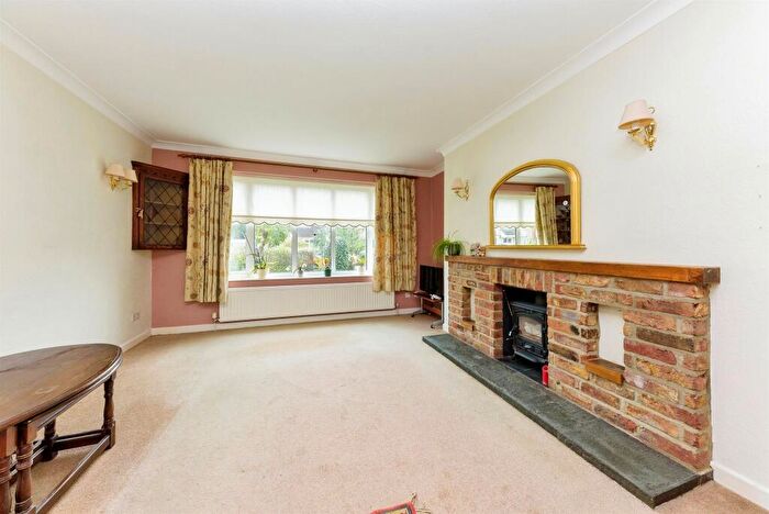 3 Bedroom Chalet For Sale In Stamford Close, Market Deeping, Peterborough, PE6