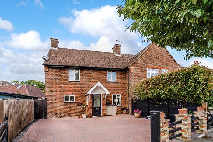 3 Bedroom Semi-Detached House For Sale In Yewlands Close, Banstead, SM7