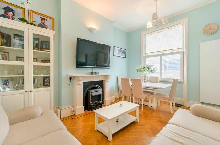 2 Bedroom Flat To Rent In Coleherne Road, Earls Court, London, SW10