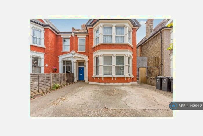 3 Bedroom Flat To Rent In Bargery Road, London, SE6