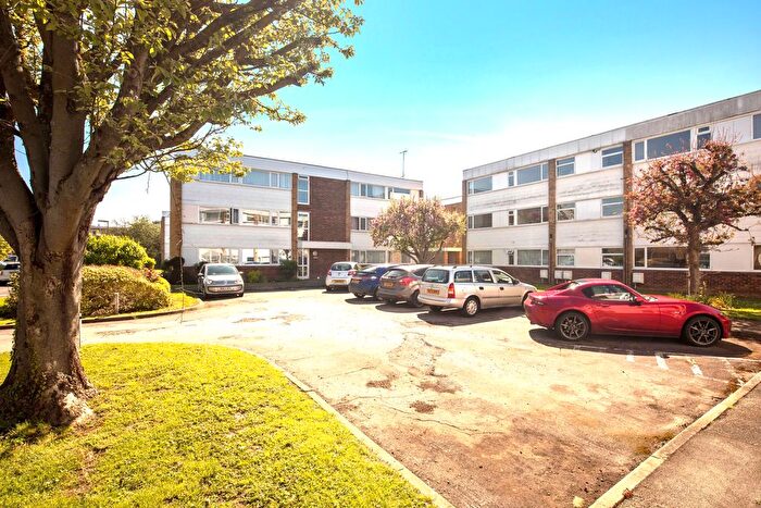 2 Bedroom Flat To Rent In Hazelbank Court, Chertsey, KT16