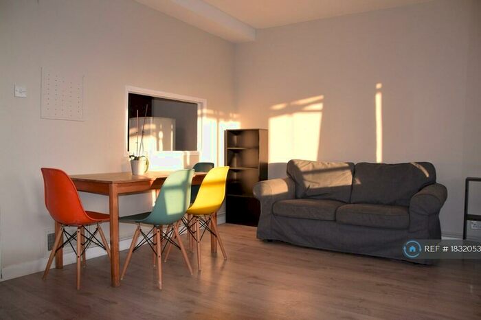 3 Bedroom Flat To Rent In Leysdown House, London, SE17