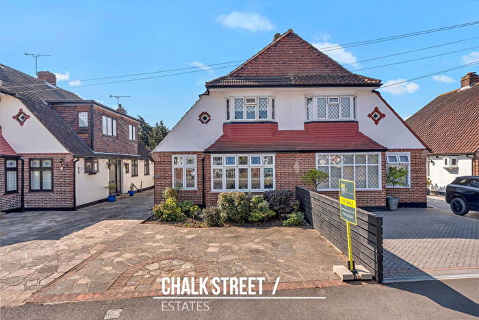 3 Bedroom Semi-Detached House For Sale In Kenilworth Gardens, Hornchurch, RM12