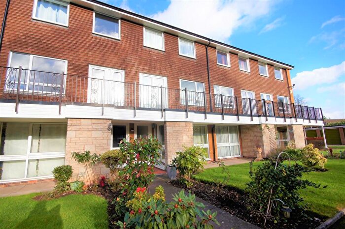 2 Bedroom Flat To Rent In Avon Drive, Moseley, Birmingham, B13