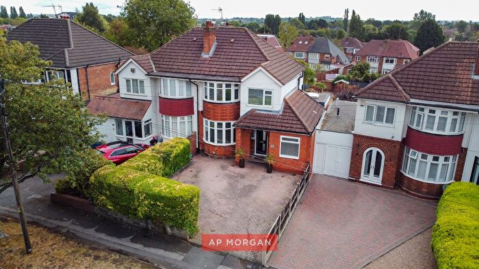 3 Bedroom Semi Detached House For Sale In Wagon Lane, Solihull, West Midlands, B92