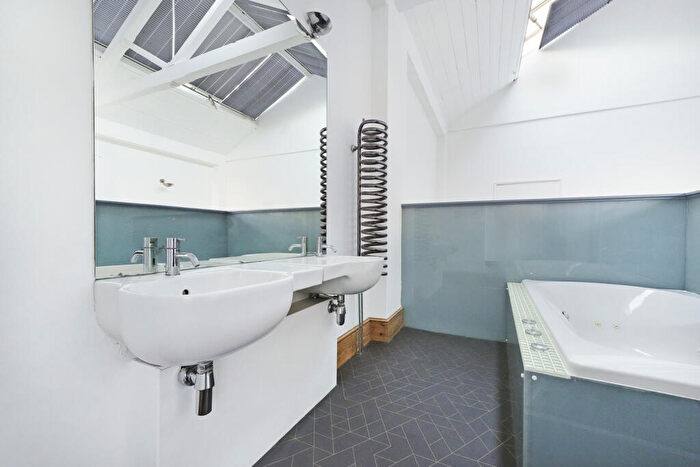 2 Bedroom Flat To Rent In Cross Street, Canonbury, N1