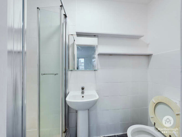 Flat To Rent In Leytonstone Road, E11