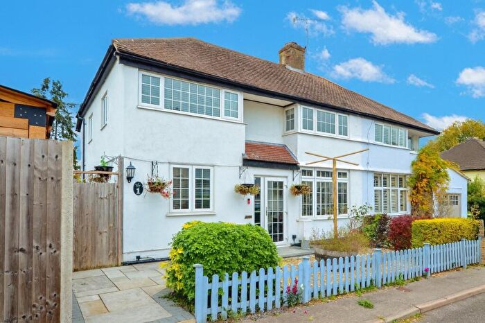 3 Bedroom Semi-Detached House For Sale In Fairway Close, Park Street, St. Albans, AL2