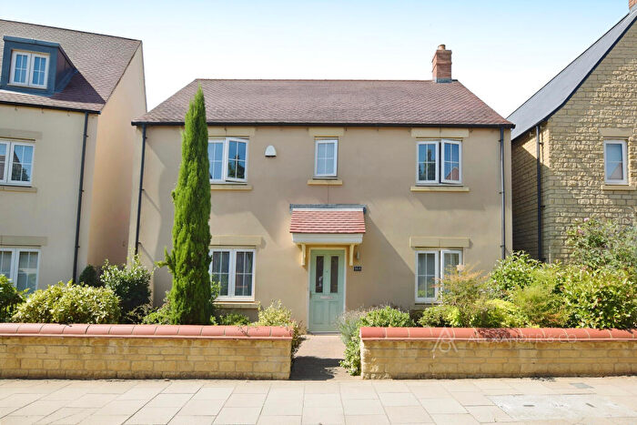 4 Bedroom Detached House To Rent In Whitelands Way, Bicester, OX26